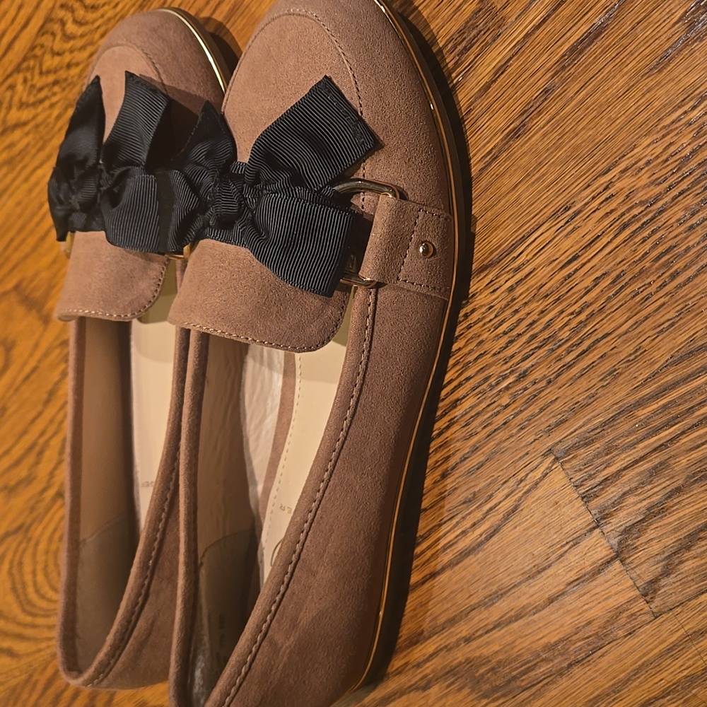 Kurt Geiger Tan Loafers with Black Bow